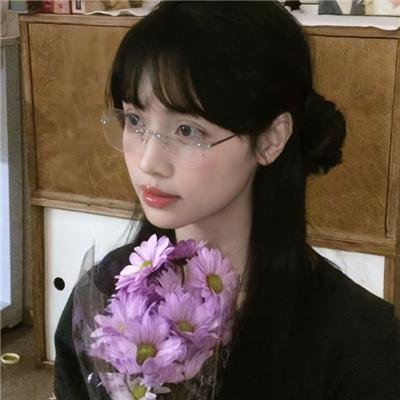 照片中的女孩